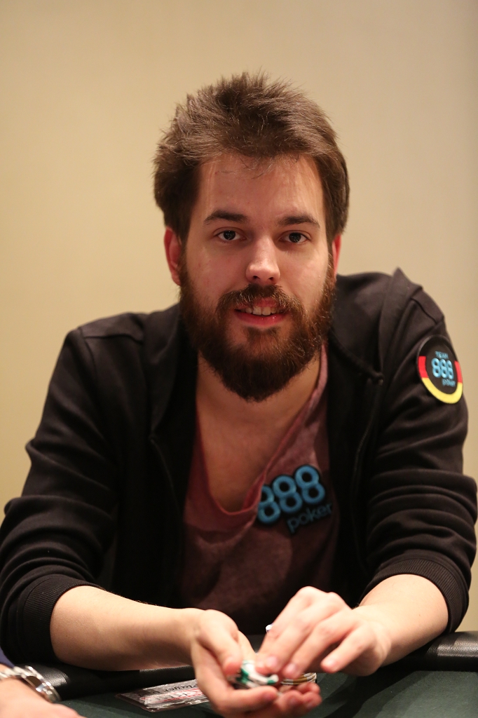 Poker player leaves 300k