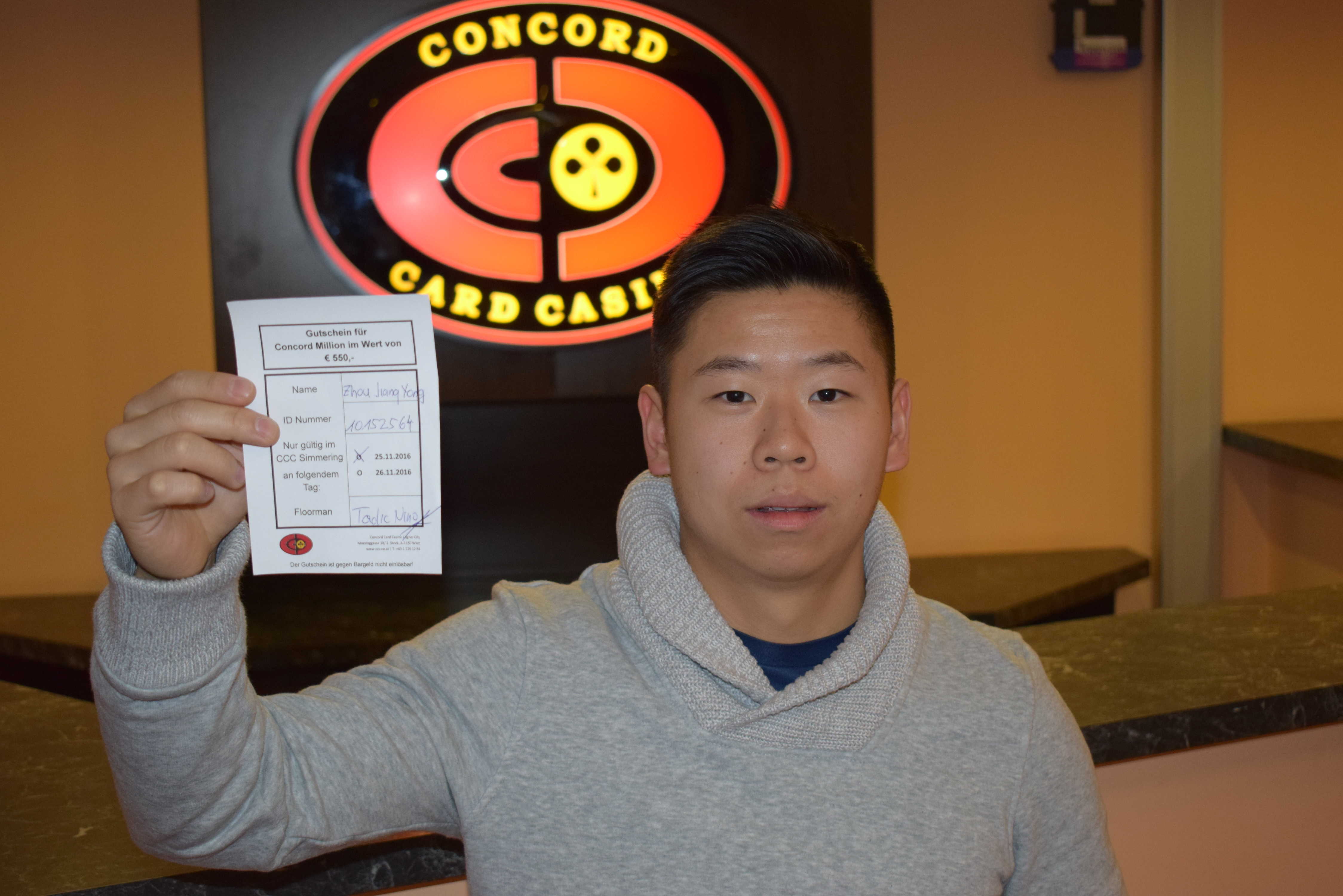 Zhou Jiang Yong gewinnt Concord Million Ticket in der Lugner City