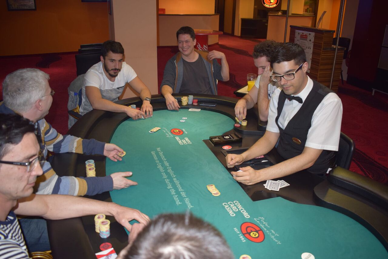 Viktor Cincula und Michi Kowatsch teilen beim Bountyturnier im CCC Wien Lugner City