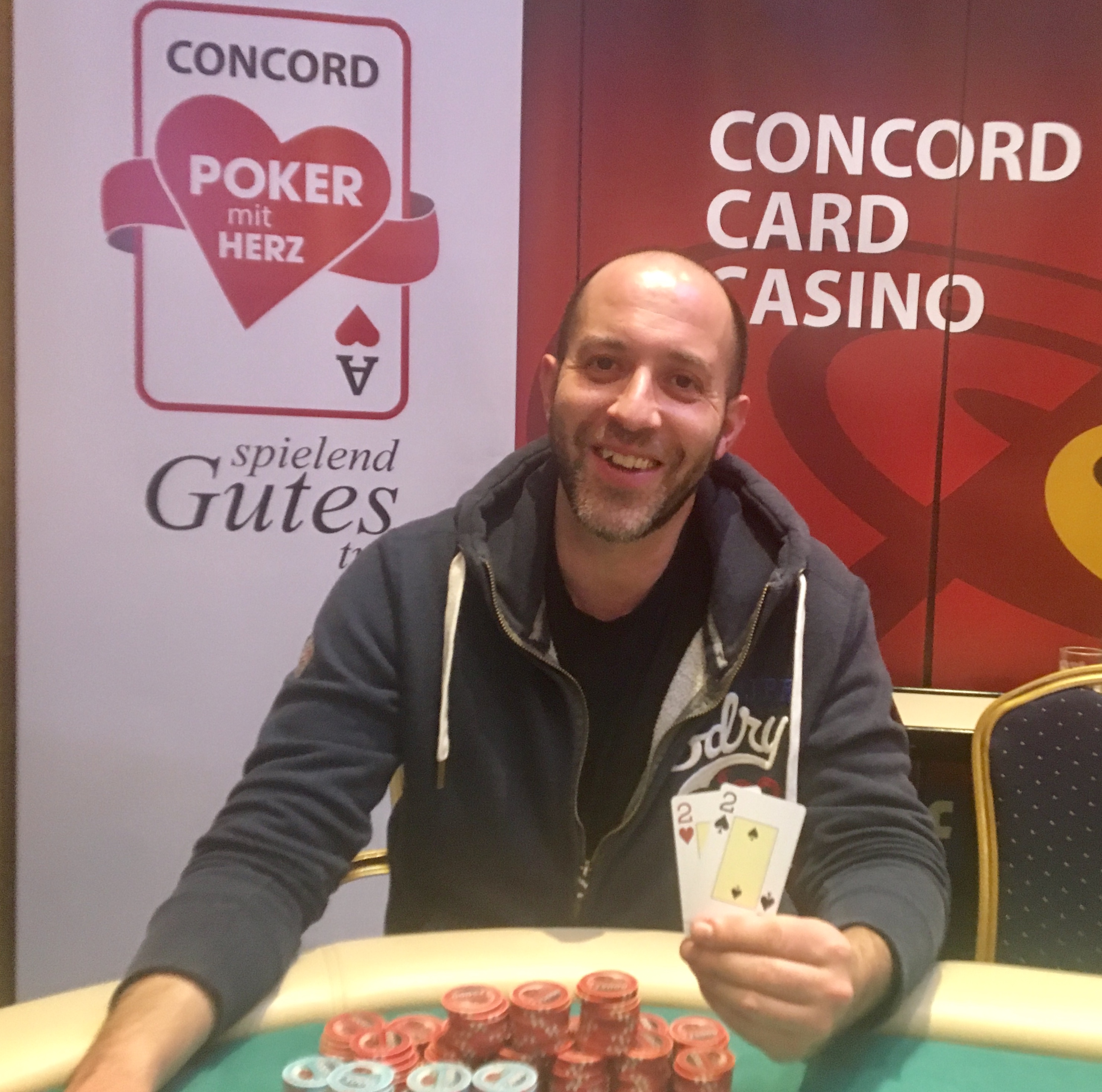 Viktor Atlas gewinnt das Poker mit Herz Special