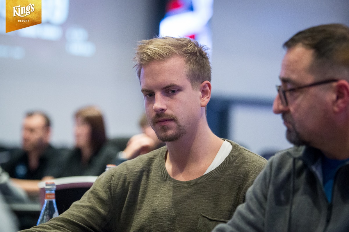 partypoker: Viktor Blom spielt bei den Super High Rollern auf