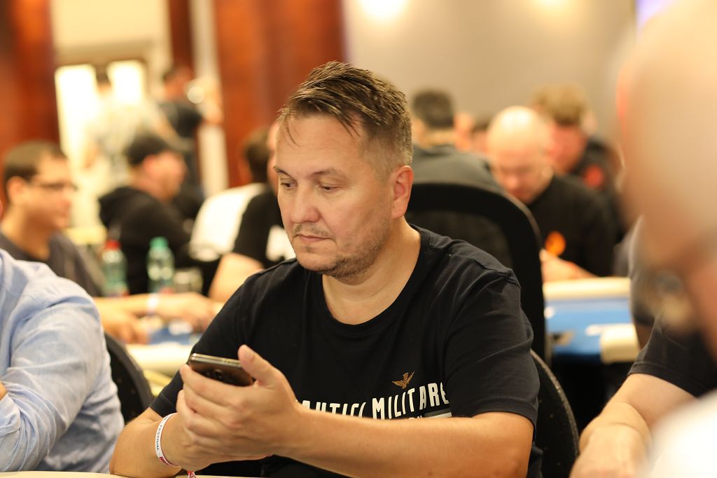 Banco Casino Bratislava: Pavel Chalupka holt die Führung beim Pokercode Festival