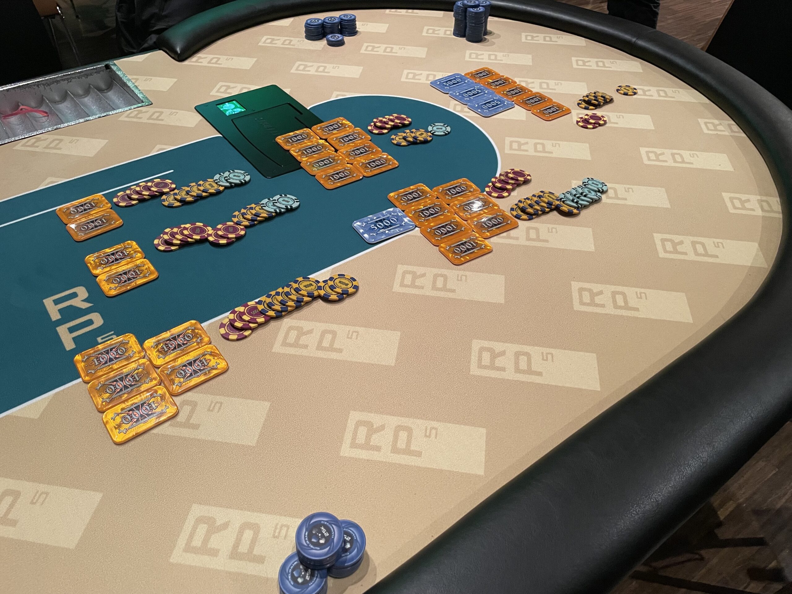 Spielbank Hannover: Deal zu sechst entscheidet die Poker Challenge „Gold“