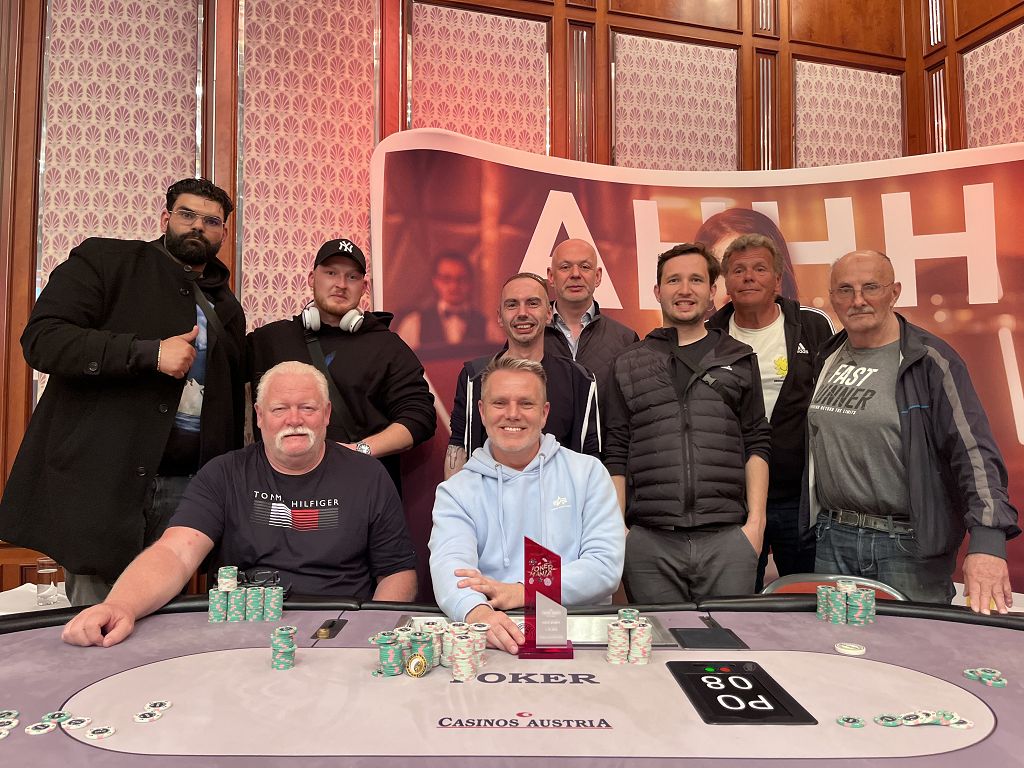 Casino Baden: Gruppen-Siegerbild beim Pokermania Main Event