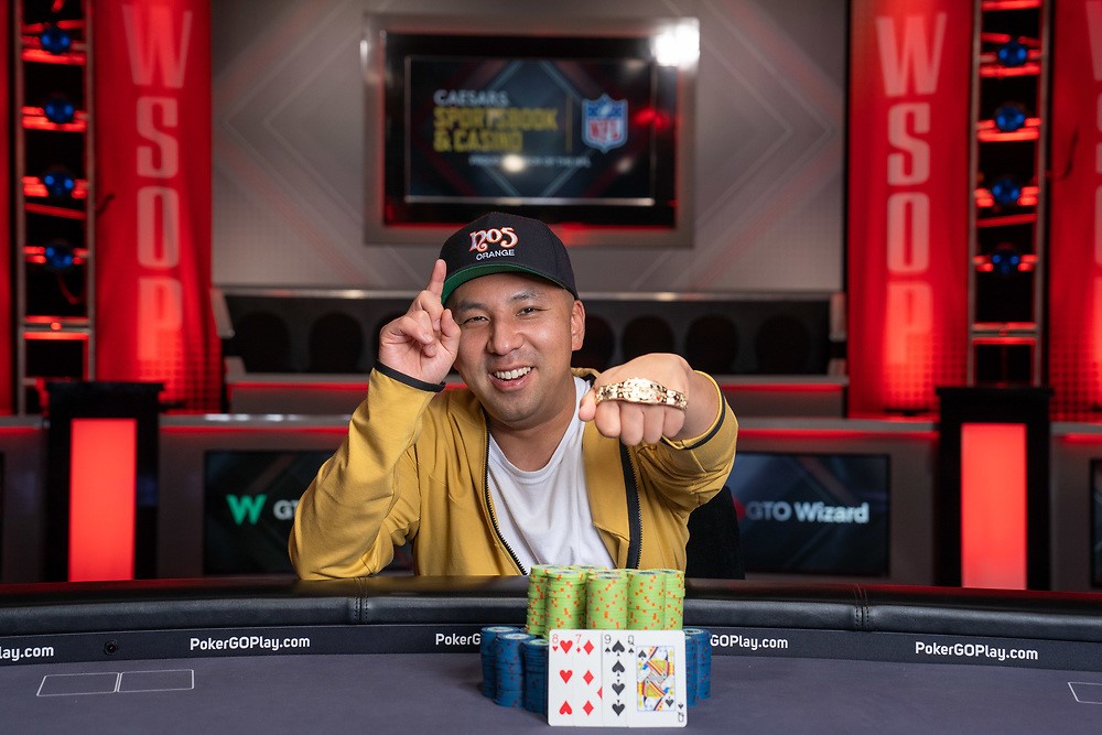 WSOP 2023: Stephen Nahm holt das kleine PLO Bracelet