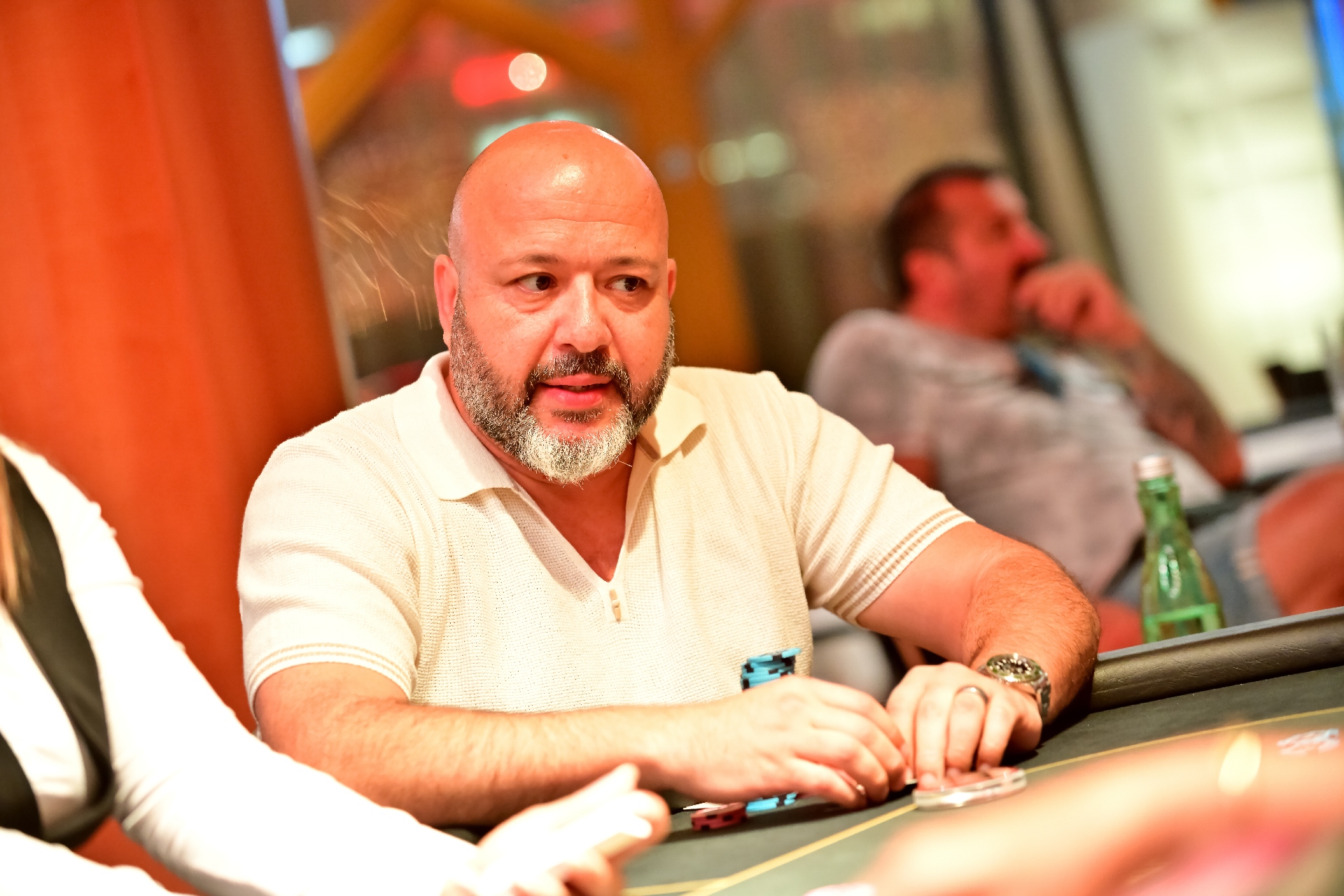 Poker EM 2024: Jules holt sich die Führung beim NLH 6-handed