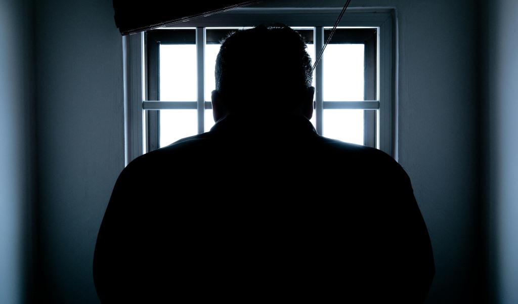 Anonyme Gefangenen-Silhouette, die ungelöste Verantwortung im Fenech-Fall symbolisiert