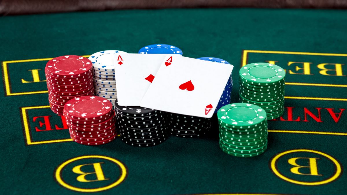 Poker-Tisch mit Karten und Chips, Symbol für die Veränderungen bei der World Poker Tour