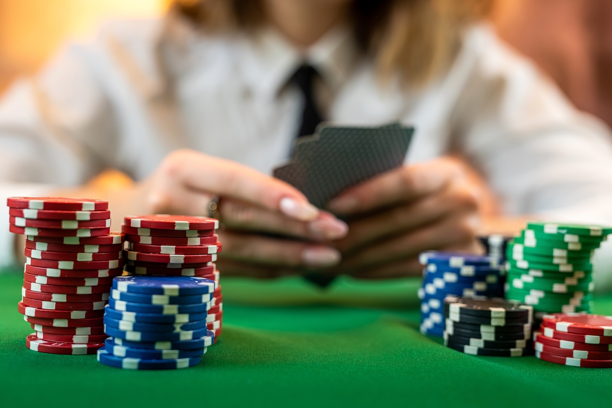 SpielenmitPokerchipsamPokertisch