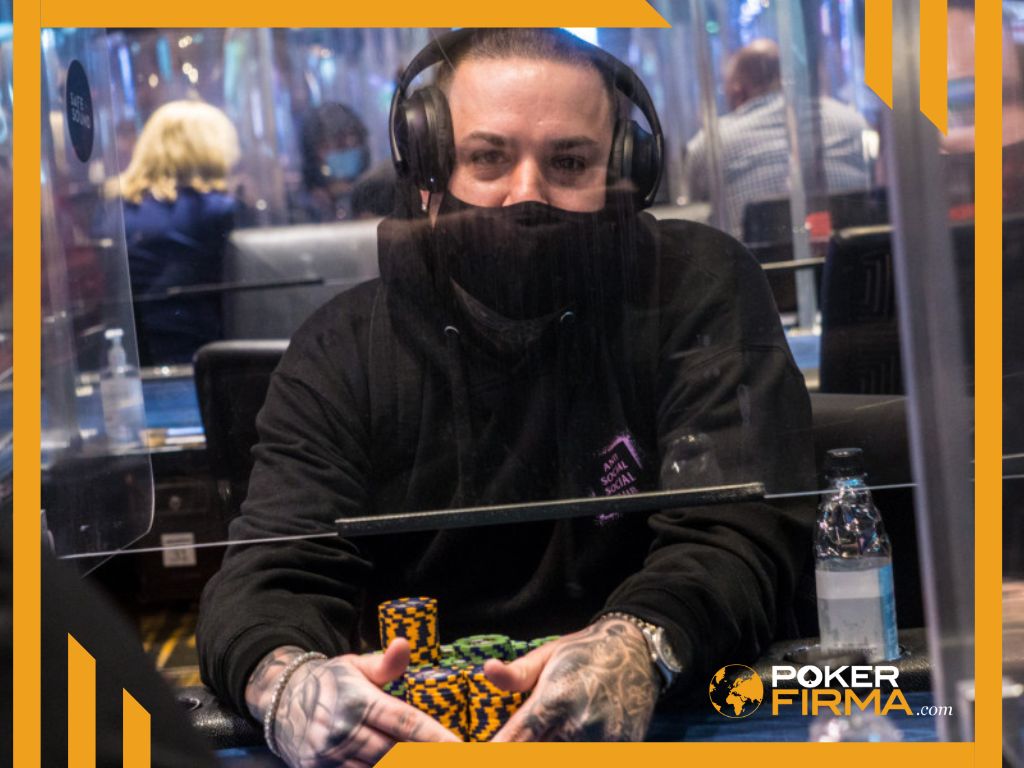 John Kerr am Pokertisch mit Pokerchips und Wasserflasche