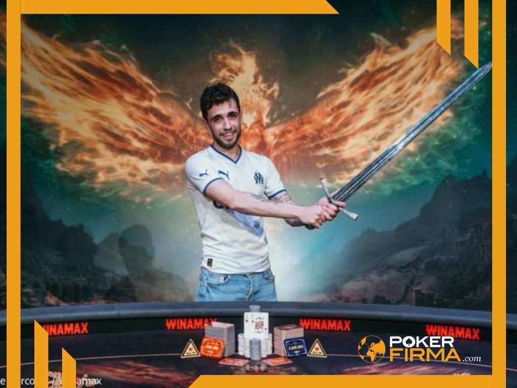 Yoann Kaminisky mit Schwert vor Pokerchips