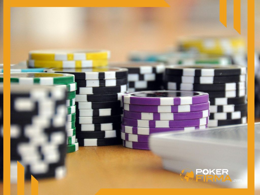 Pokerchips auf einem Tisch.