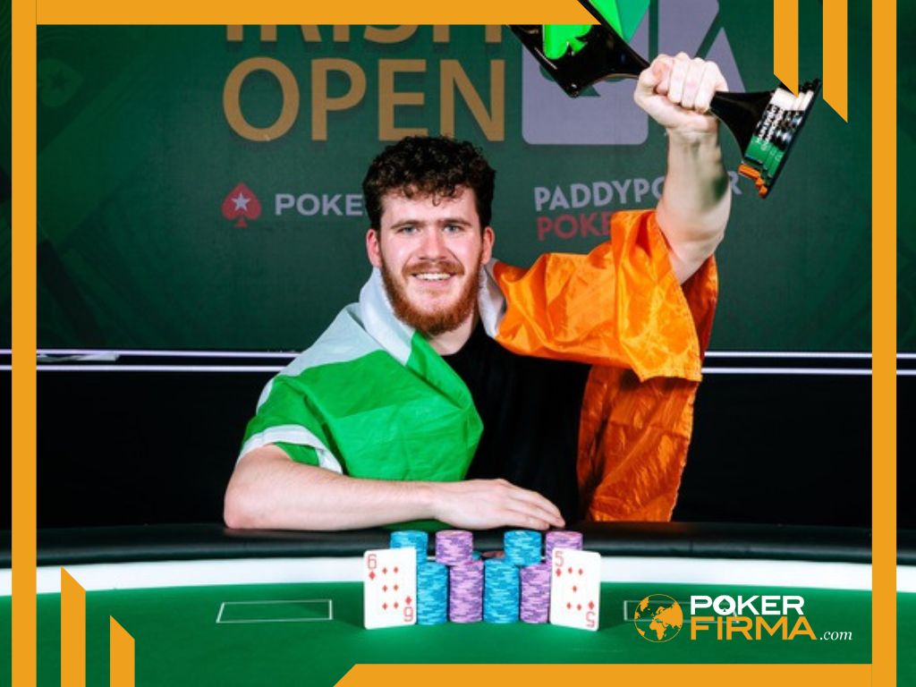 Pokerspieler Simon Wilson mit Irlandflagge, Trophäe und Chips