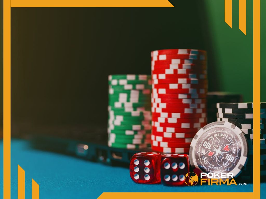 Pokerchips auf einem Tisch.