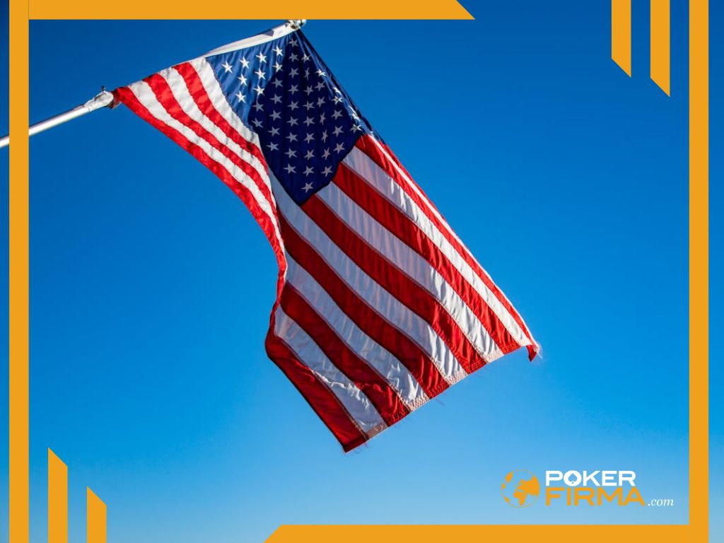 US-Flagge vor Himmel
