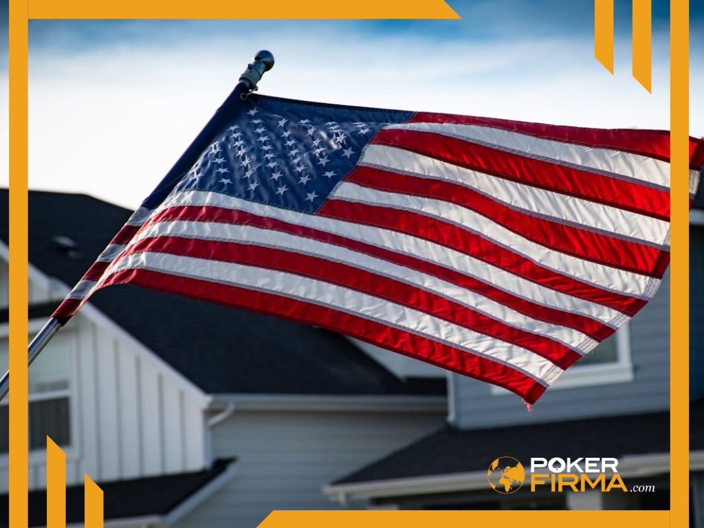 US-Flagge vor Häusern