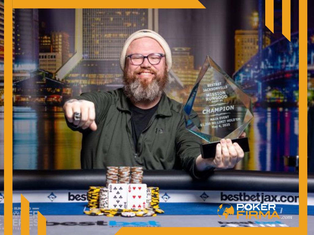 George Wolfe mit Trophäe und Pokerchips.