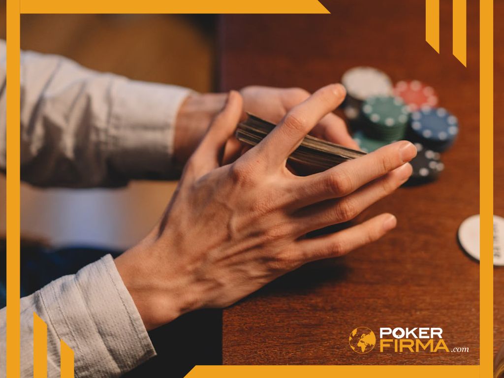 Mann mischt Pokerkarten.