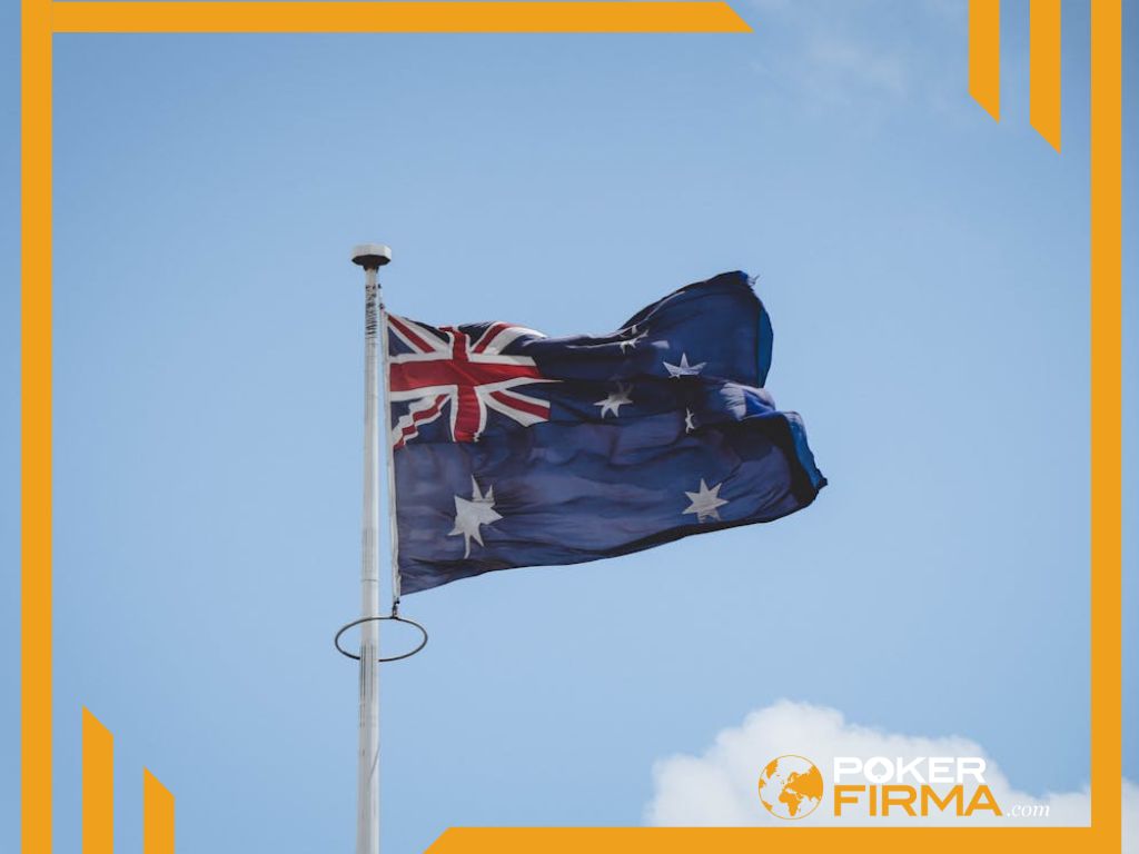 Australische Flagge vor blauem Himmel.