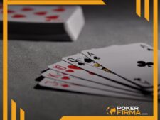 Pokerkarten auf einem Tisch