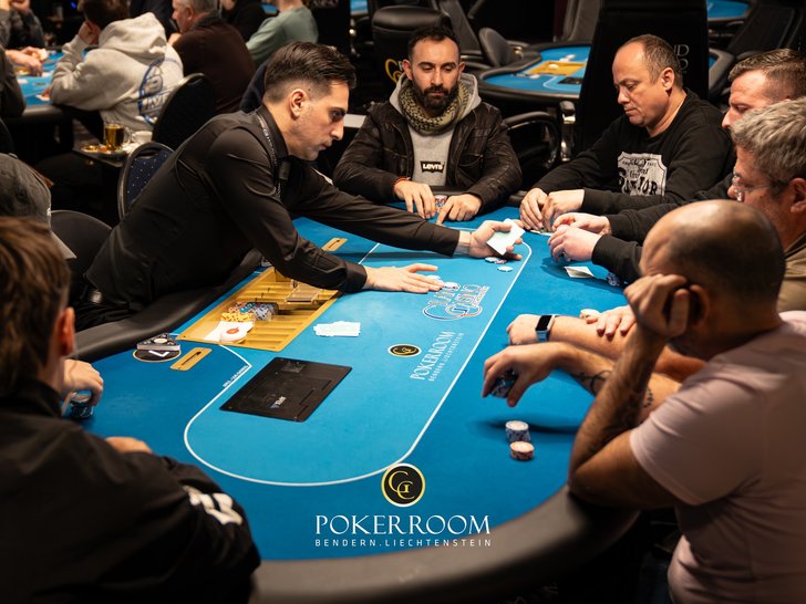GCLi: ‚Nick The Greek‘ vorne nach Tag 1A beim Winter Poker Open