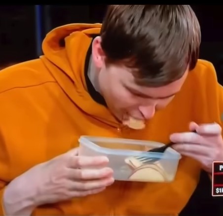 Ekel-Moment bei der WSOP: Kabrhel und Hellmuth schockieren mit Essverhalten