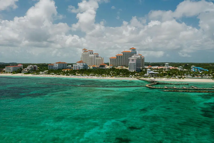 Luftaufnahme des Baha Mar Resorts mit seinen Hotels und dem türkisfarbenen Meer in Nassau, Bahamas.