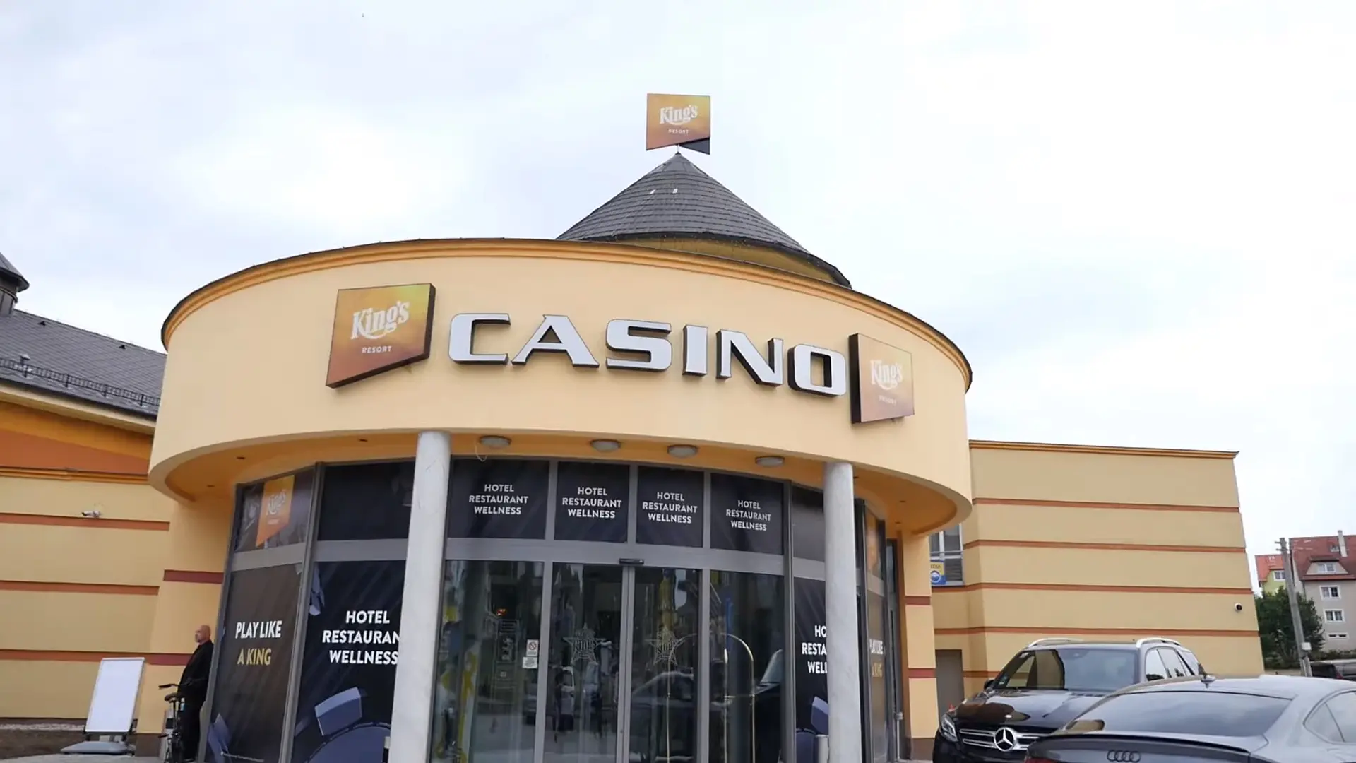 Außenansicht des King's Resort Casinos in Rozvadov mit gelber Fassade und großem Casino-Schriftzug.