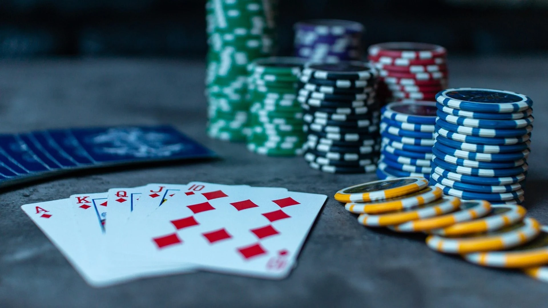 Pokerchips und Spielkarten auf einem Tisch