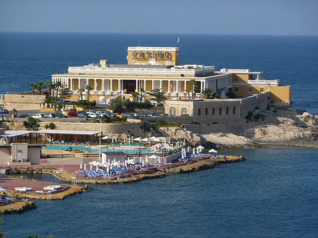 Außenansicht des Casinos beim Hilton Malta am Meer