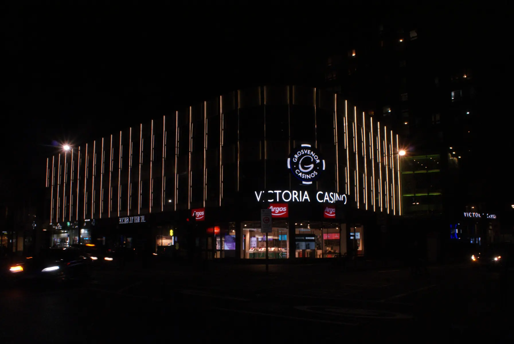 Außenansicht des Grosvenor Victoria Casinos bei Nacht in London.