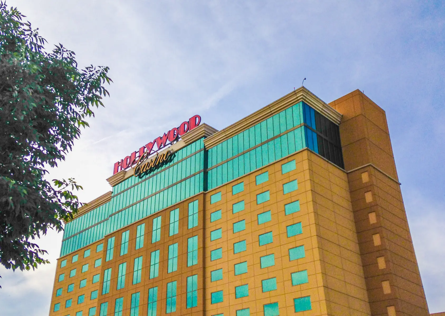 Außenansicht des Hollywood Casino St. Louis Gebäudes unter blauem Himmel