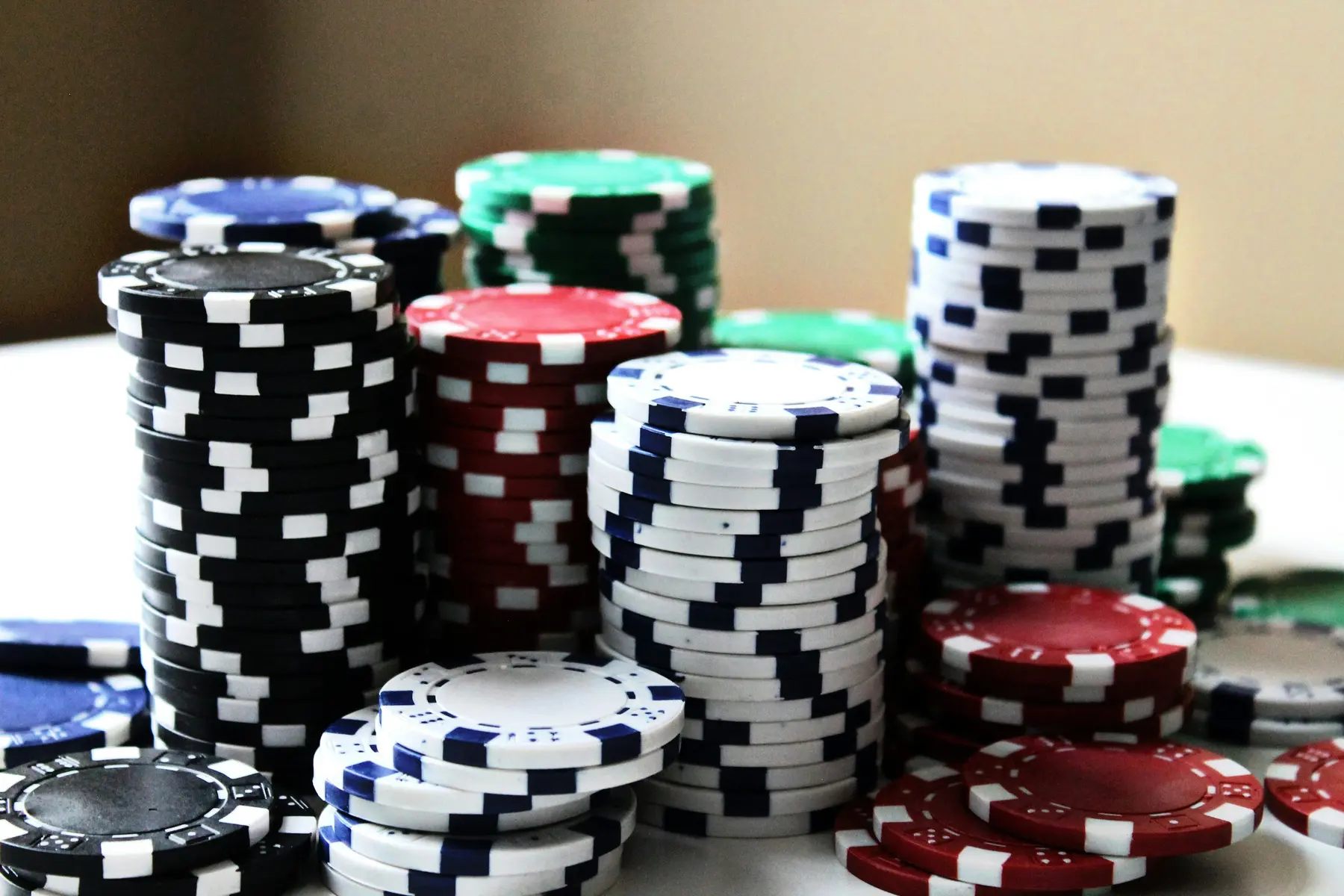 Mehrere Stapel aus bunten Pokerchips in verschiedenen Farben