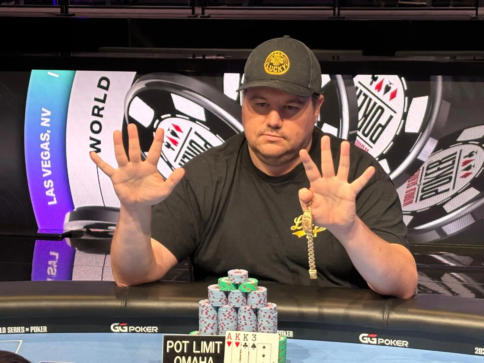 Poker-Spieler Shaun Deeb an einem Pokertisch bei der WSOP.