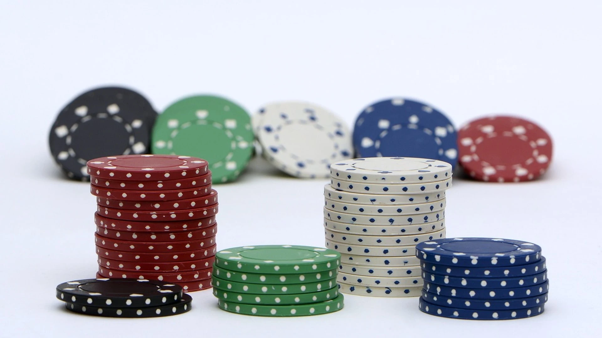 Stapel von bunten Pokerchips auf weißem Hintergrund