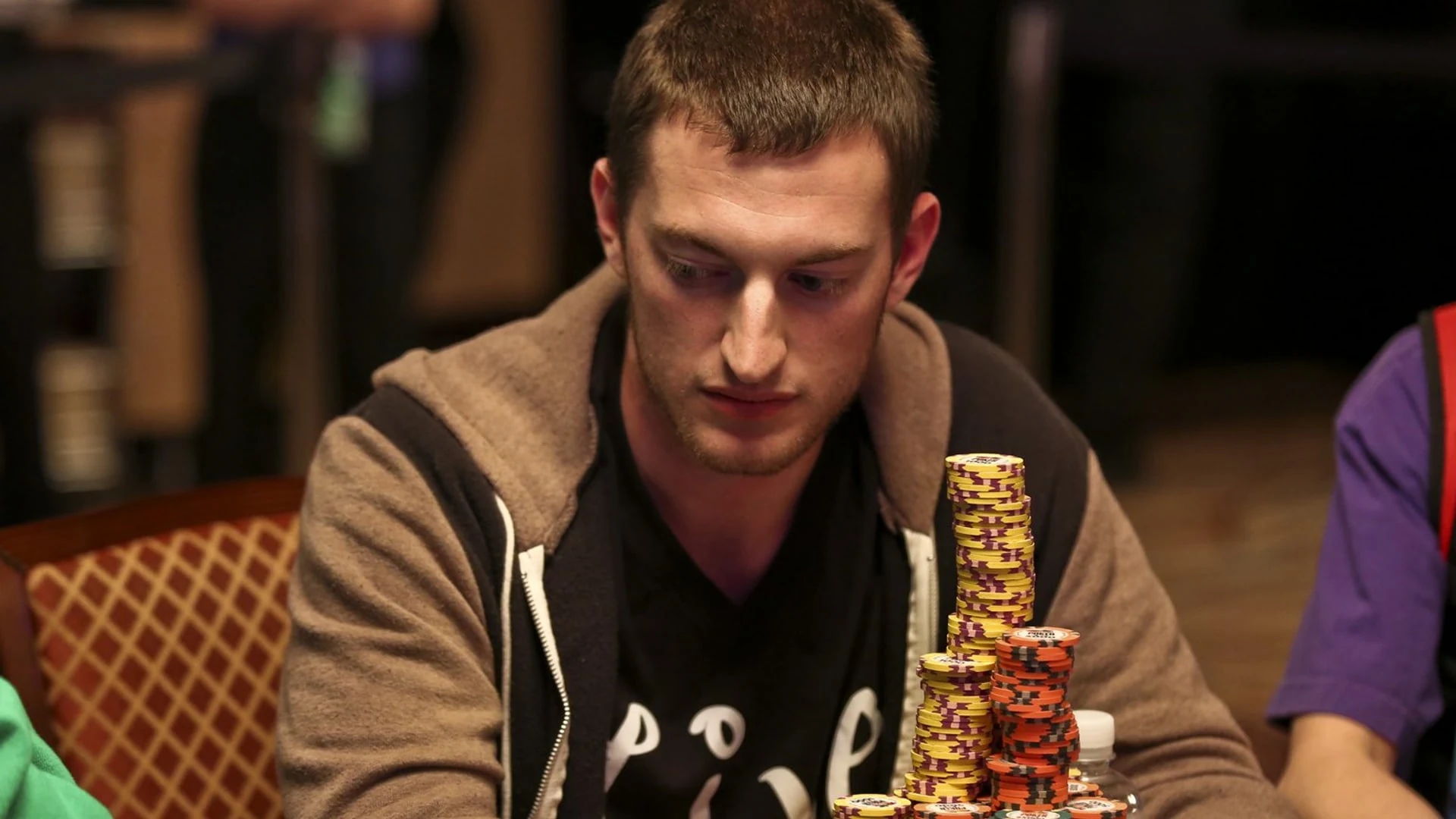 Joey Weissman beim Pokerspielen mit einem Stapel Chips vor sich