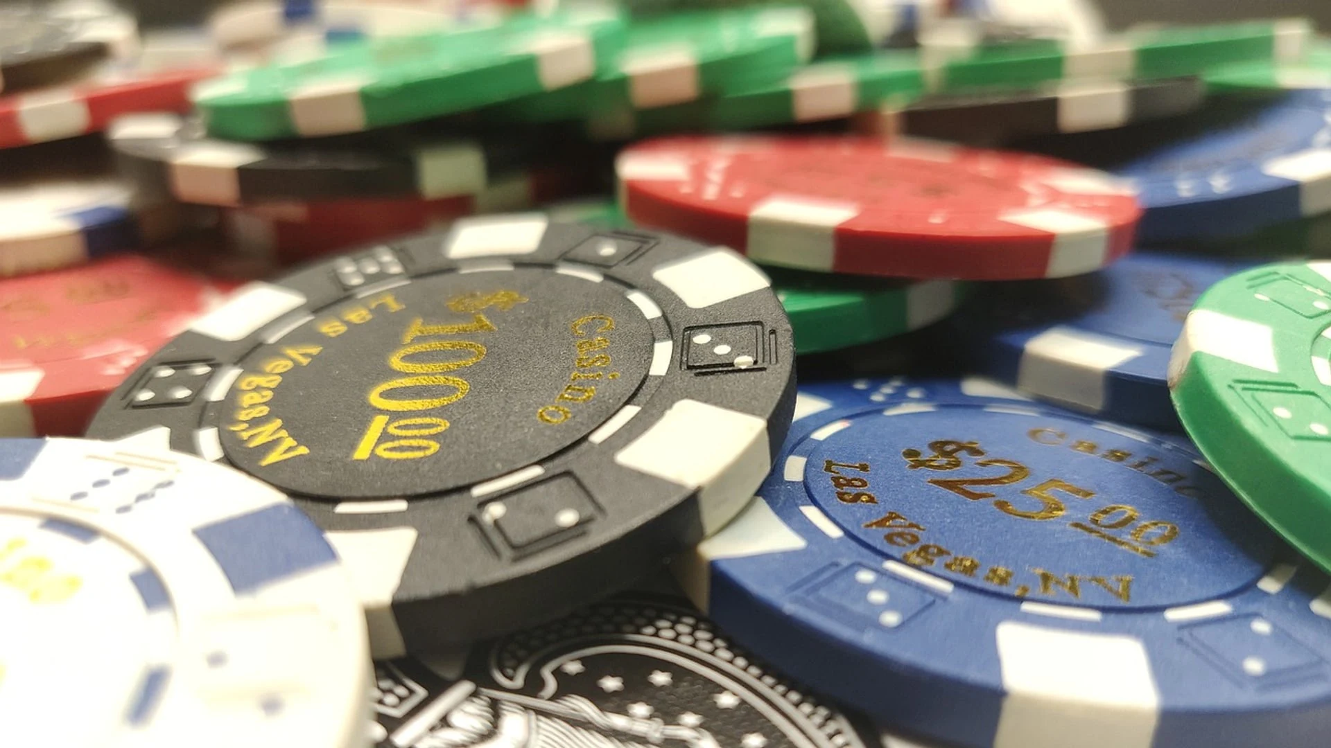 Nahaufnahme von Pokerchips und einer Spielkarte
